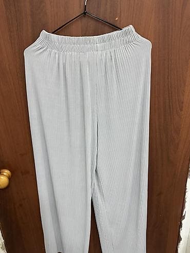 джинсы l: Прямые плиссированные брюки цвета светло-серый меланж. - Посадка — 2