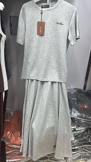 курты: Женский комплект из двух предметов: футболка и длинная юбка. - Цвет — 1