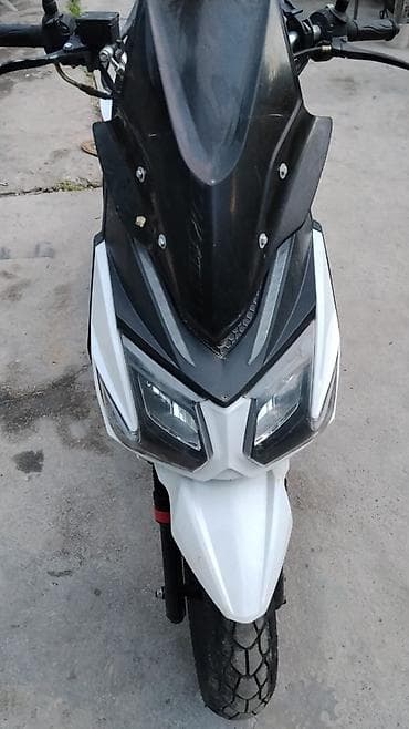 Скутер/мопед городского типа, спортивный дизайн. Основные