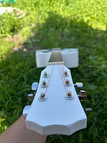 айрподс чехлы: Гитара сатылат 🎸🎸🎸 цвет белый. размер 40 всё есть в комплекте ✅чехол — 3