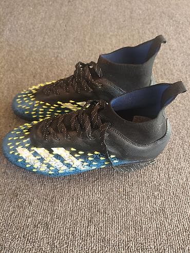 Футбольные бутсы с шипами для натурального газона. - Модель: Adidas