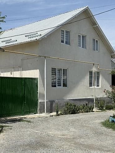 Продается двухэтажный дом с просторным двором и удобной планировкой