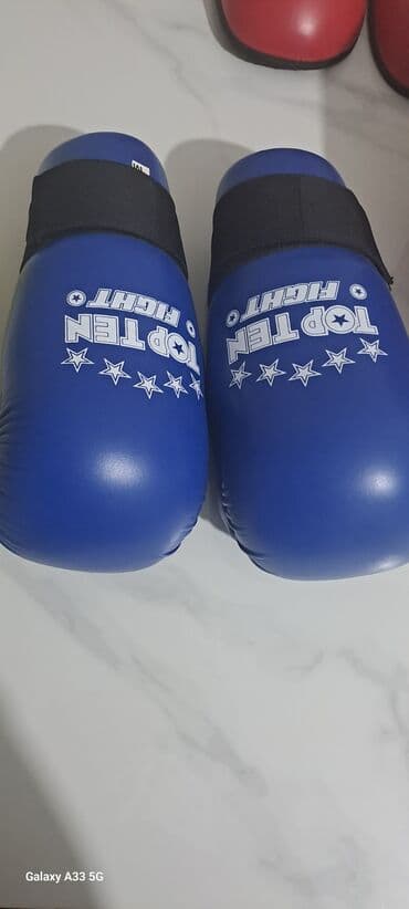 спортивное оборудование: Перчатки размер: М, футы размер: L, шлем размер: M, добок( кимоно и — 5