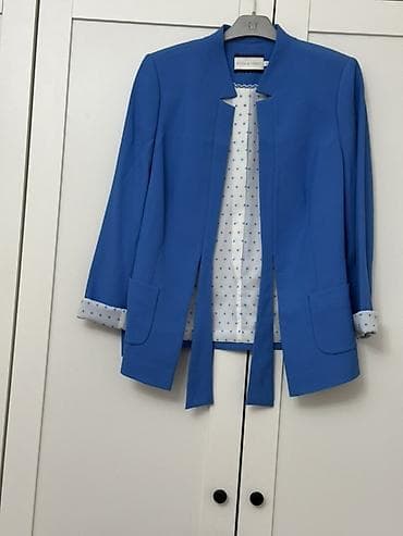 Женский жакет без воротника ярко‑синего цвета. - Модель открытого