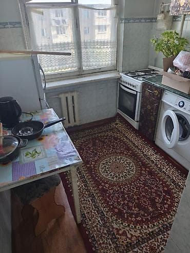 продаю квартиру 4 микрорайон: 3 комнаты, С мебелью частично — 3