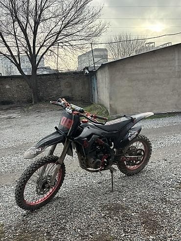 Скутеры: Кроссовый мотоцикл BSE черного цвета с акцентами красного. Подготовлен — 2