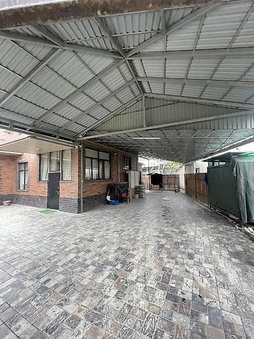 Просторный кирпичный дом с благоустроенным двором 6 комнат. 3 санузла — 4