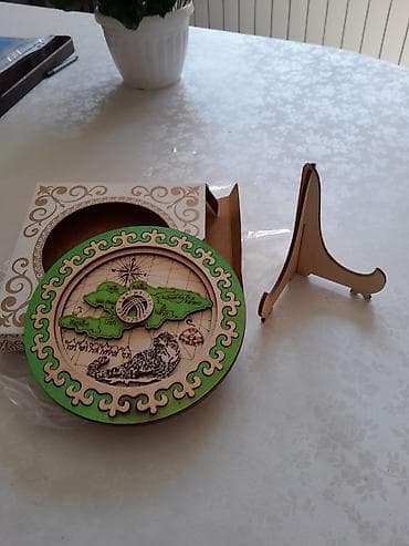 Деревянная настольная тарелка‑панно «Кыргызстан» с подставкой. -