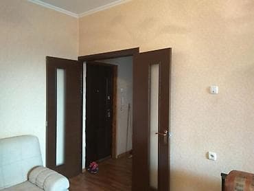 Светлая комната с окном на город. Внутри: - двуспальная кровать с — 2