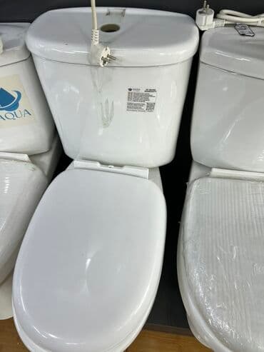 уличный туалет: Унитаз-компакт белого цвета с верхним бачком и сиденьем. Изготовлен из — 1