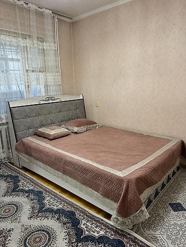 Двуспальные кровати: Двуспальная кровать с мягким изголовьем и комплектом текстиля. - — 1