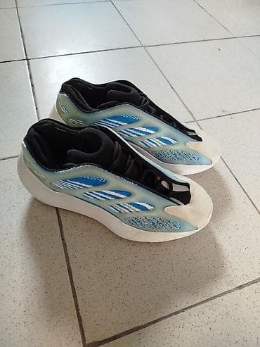 Туфли: Кроссовки в футуристичном стиле. - Силуэт с плавными линиями и — 3