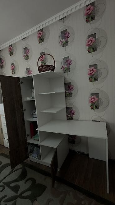 жапыс стол: Компьютердик үстөлү, Текчелери бар — 4