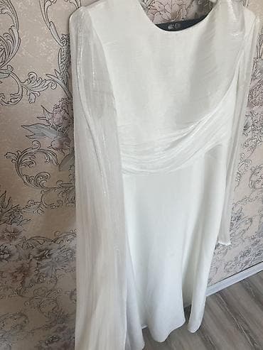 пышное вечернее платье: Белое вечернее/торжественное платье 
В отличном состоянии 
Звоните  — 4