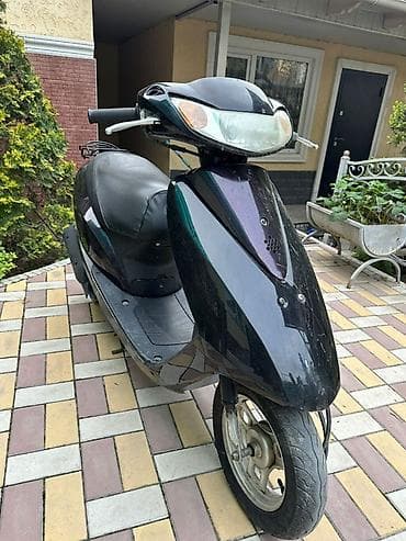 100: Скутер Honda (50–100 см³, карбюратор) в чёрном цвете. Основные — 2