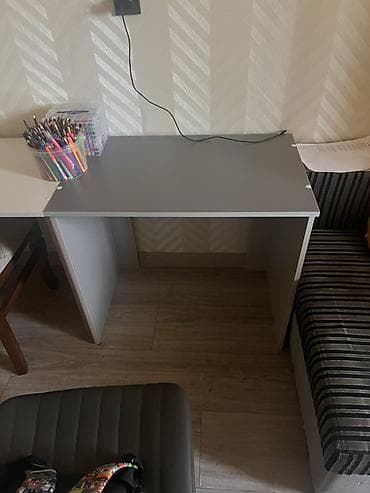 Компактный письменный/компьютерный стол. - Столешница прямоугольная