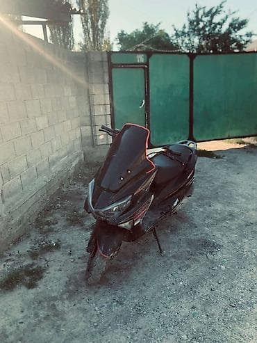 Скутер городского типа, спортивный дизайн. - Кузов черный с красными — 5