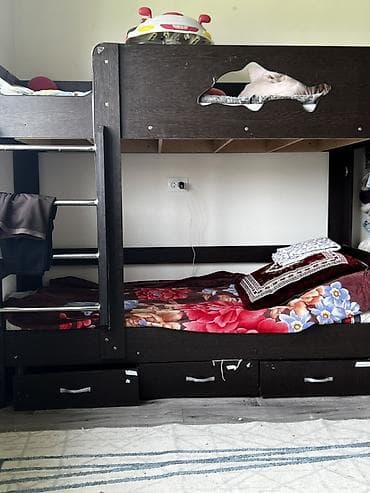 диван стулья: Двухъярусная кровать из темного дерева с интегрированными ящиками для — 1