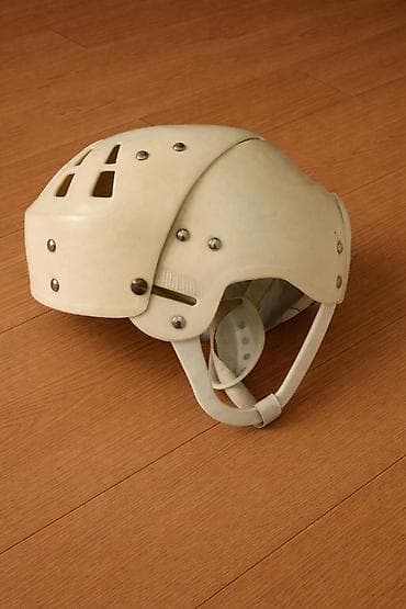 Хоккейный шлем ретро стиля (производство Латвия) из плотного и