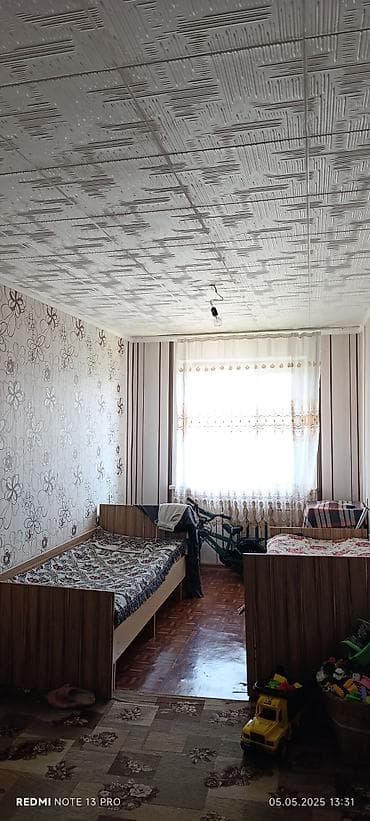 токмок срочно: 3 комнаты, 58 м², 104 серия, 5 этаж, Старый ремонт — 2