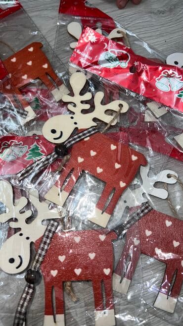 продам елку искусственную: Новая ёлка 🎄 Высота 2.1 м В комплекте Игрушки (шары, олени — 6