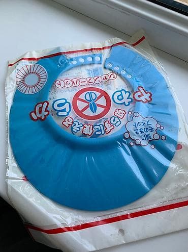 Для новорожденных и 2-6месячным детям. Во время мытья головы защищает