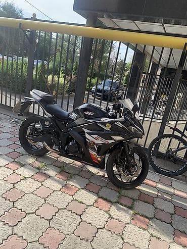 Спортивный мотоцикл класса 400 cc в полностью обтекательном кузове