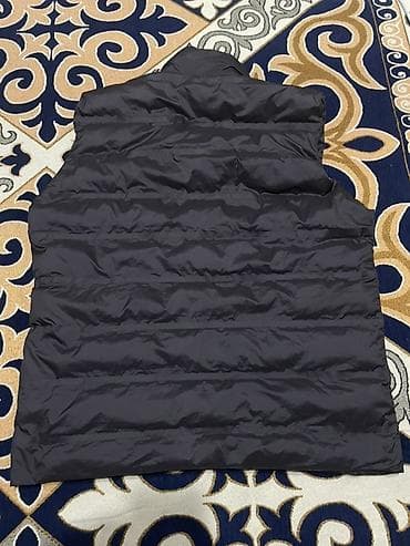 холлофайбер куртка: Утеплённый мужской жилет без рукавов, тёмно‑серый/чёрный цвет. - — 2