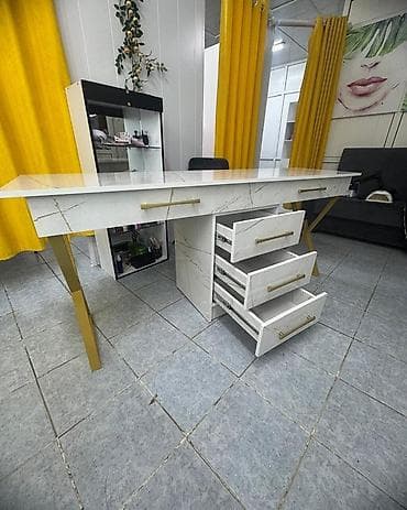 стол для визажистов: Продаются Стол рабочий/маникюрный с мраморным эффектом и золотистыми — 3