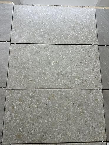 solutions upper: Плитка керамогранит терраццо, серый - Формат: крупные прямоугольные — 1