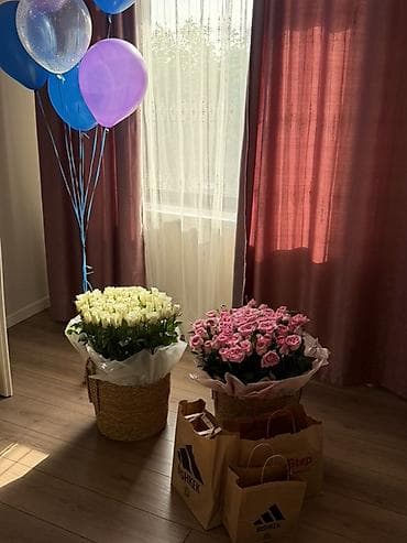 корзина для цветы: Букеты роз и воздушные шары для праздника - Два пышных букета роз в — 1