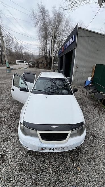 lada 2113: Автомобиль седан белого цвета. Основные характеристики: - Кузов — 2