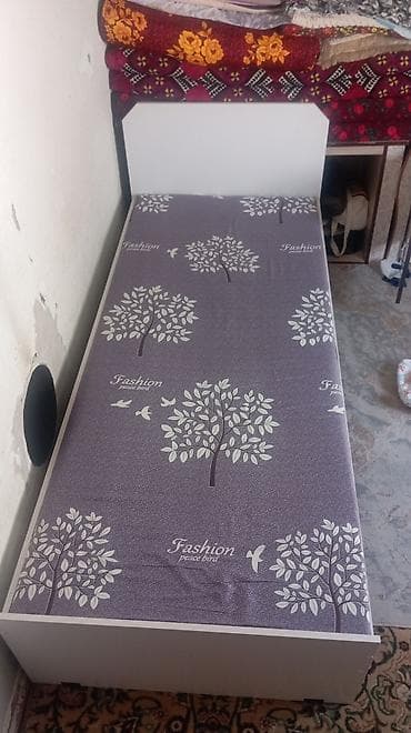 small table: Односпальная кровать с матрасом - Размер: ориентировочно 80–90 см — 2