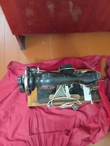 poco 12: Швейная машина с ручным маховиком на деревянном основании. Описание — 2