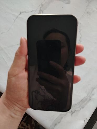 am 4: IPhone 16 pro max в золотистом цвете с плоскими гранями и двумя — 2