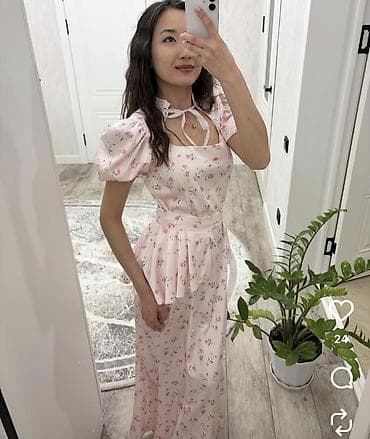 розовая паста: Розовое платье с баской на талии и цветочный принт, длина макси. На — 1