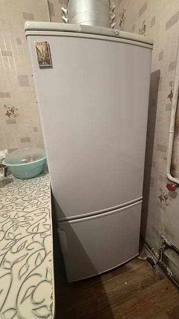 Продаю двухкамерный холодильник, работает отлично, без перебоев есть