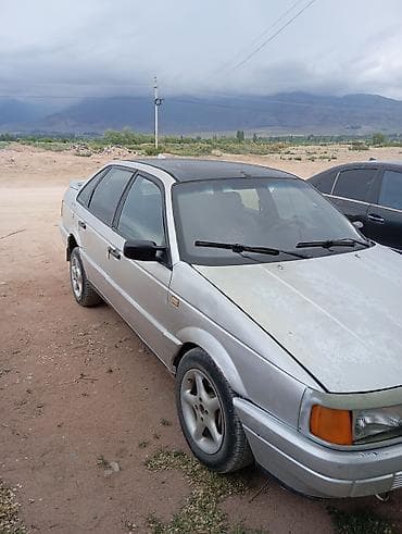 чехии: Volkswagen Passat: 1988 г., 1.8 л, Механика, Седан — 4