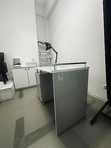 Контейнеры: Маникюрный стол с вытяжкой + рабочее оснащение салона Комплектация: - — 5