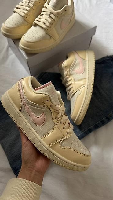 Кроссовки Nike Air Jordan 1 Low - Цвет: кремовый (ваниль) с мягкими at lalafo.kg Кроссовки Nike Air Jordan 1 Low - Цвет: кремовый (ваниль) с мягкими