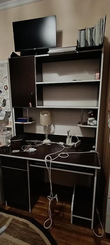 Столы: Компьютерный/письменный стол с надстройкой и множеством отсеков — 1