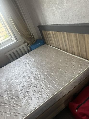 кровать двух: Двуспальная кровать, Б/у, С матрасом, длина - 200 см — 1