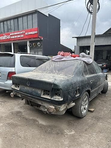 Кузов автомобиля (седан, ориентировочно бизнес‑класс 90‑х – начала