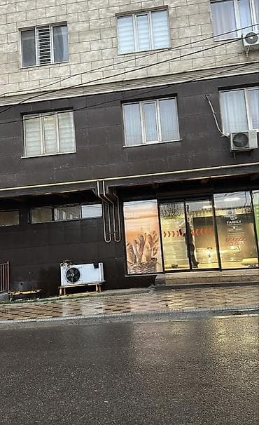 Коммерческая недвижимость: Магазин, В жилом доме, 300 м² Не действующий, Частично с оборудованием, С ремонтом, Отдельный вход, 1 линия, Комната для персонала — 1
