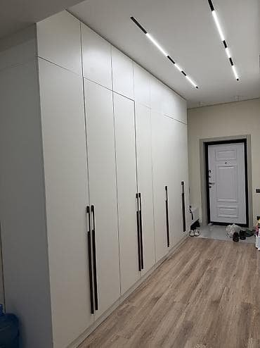 шкафы 4 шт: Продаю шкаф полностью состоит из 4х в белом цветевнутри штанги и — 3