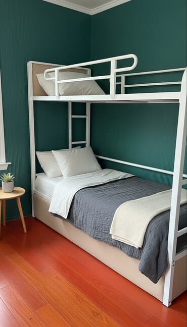 в связи с уездом: Двухъярусная детская кровать, Б/у, Железо, цвет - Белый — 1