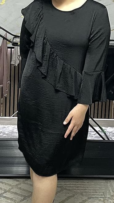 Нижнее белье: Черное женское платье с асимметричным воланом. - Силуэт: прямой — 1