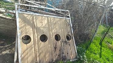 аквариум с тумбой: Деревянная панель с круглыми отверстиями (4 шт.) в металлической раме — 1