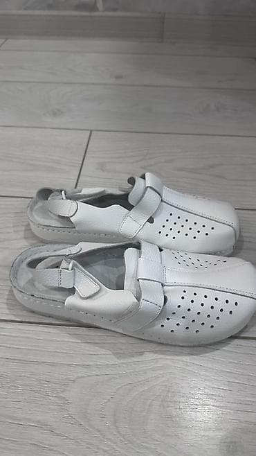 открытый: Белые кожаные женские туфли/сабо с перфорацией и на липучке — 1