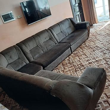 уй эмереги: Бурчу бар диван, Жастыктар менен — 2